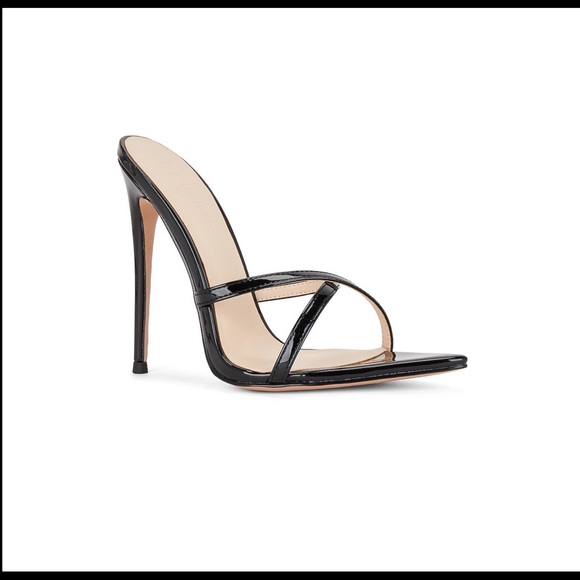 FEMME LA Shoes - DONATELLA MULE SANDAL
FEMME LA
Color: Patent Black
Size: 10/fits like size 8